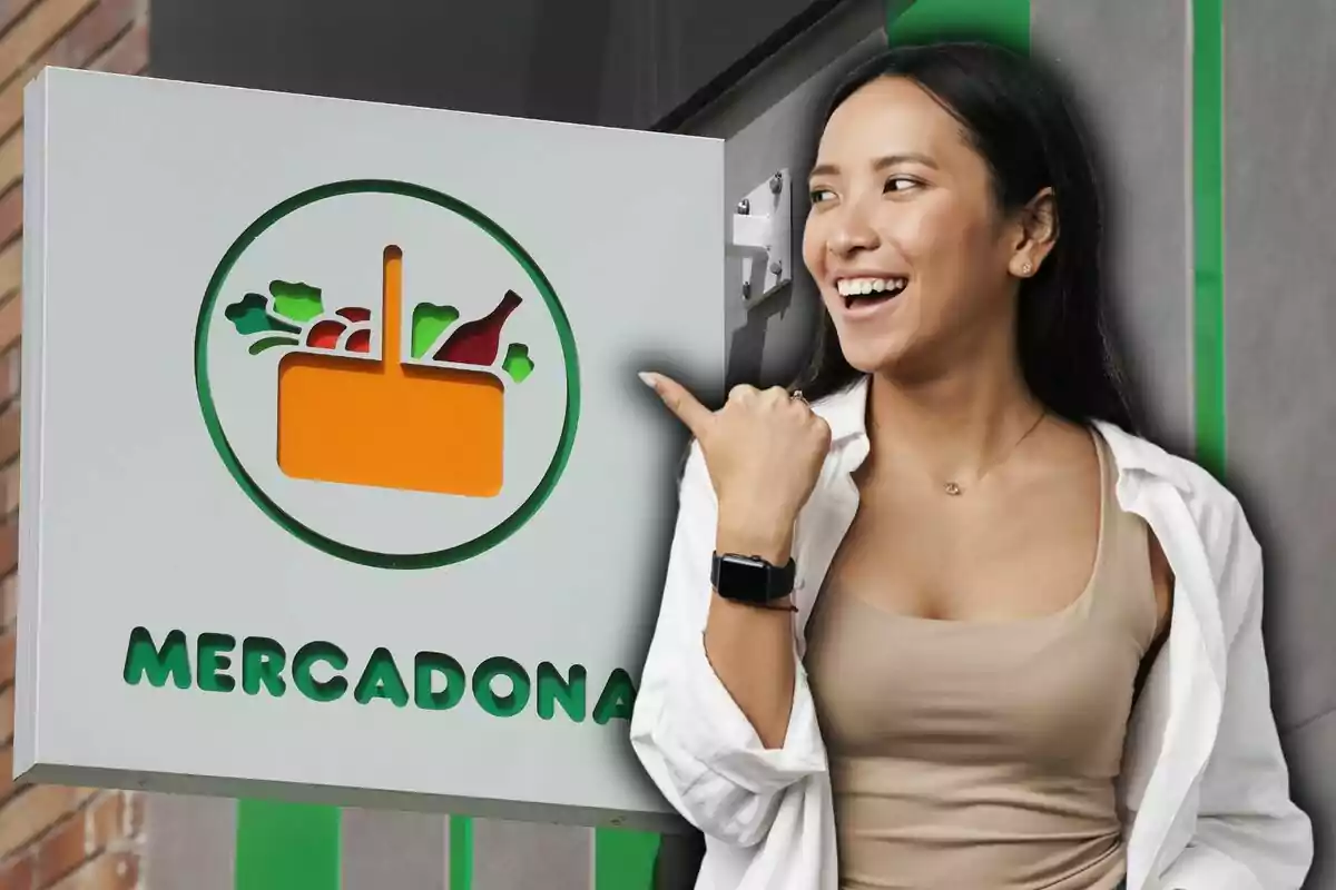 Mujer sonriente señalando el letrero de una tienda Mercadona