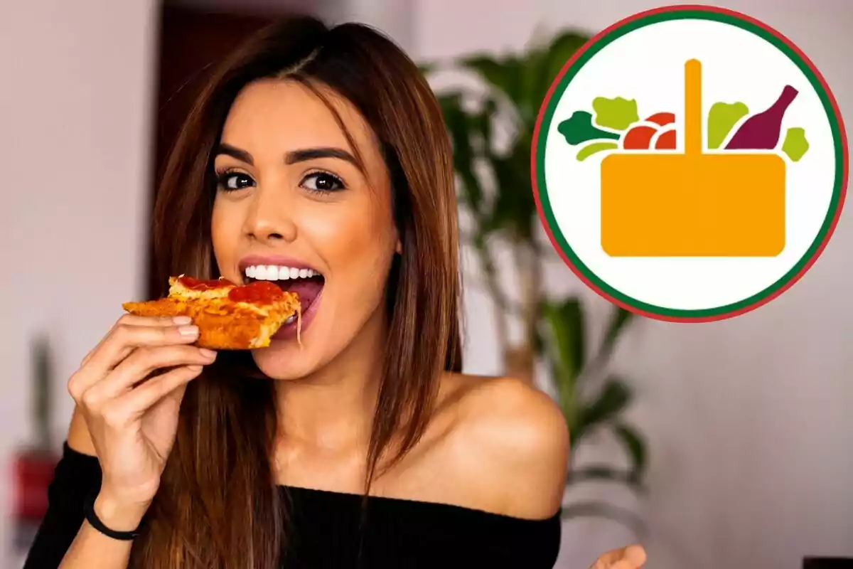 Mujer joven sonriente comiendo una rebanada de pizza con un icono de canasta de alimentos en el fondo Mujer joven sonriente comiendo una rebanada de pizza con un icono de canasta de alimentos en el fondo