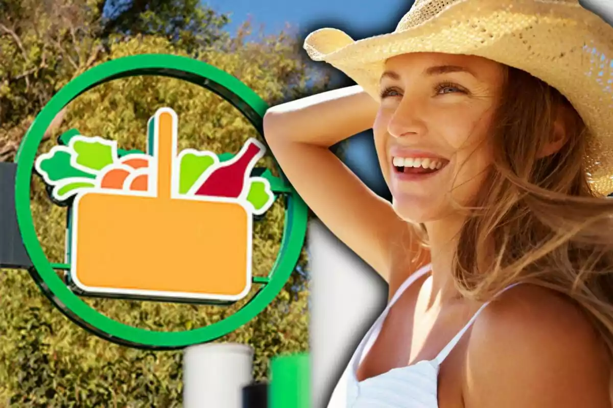 Una mujer sonriente con sombrero de paja junto a un cartel de supermercado con frutas y verduras.