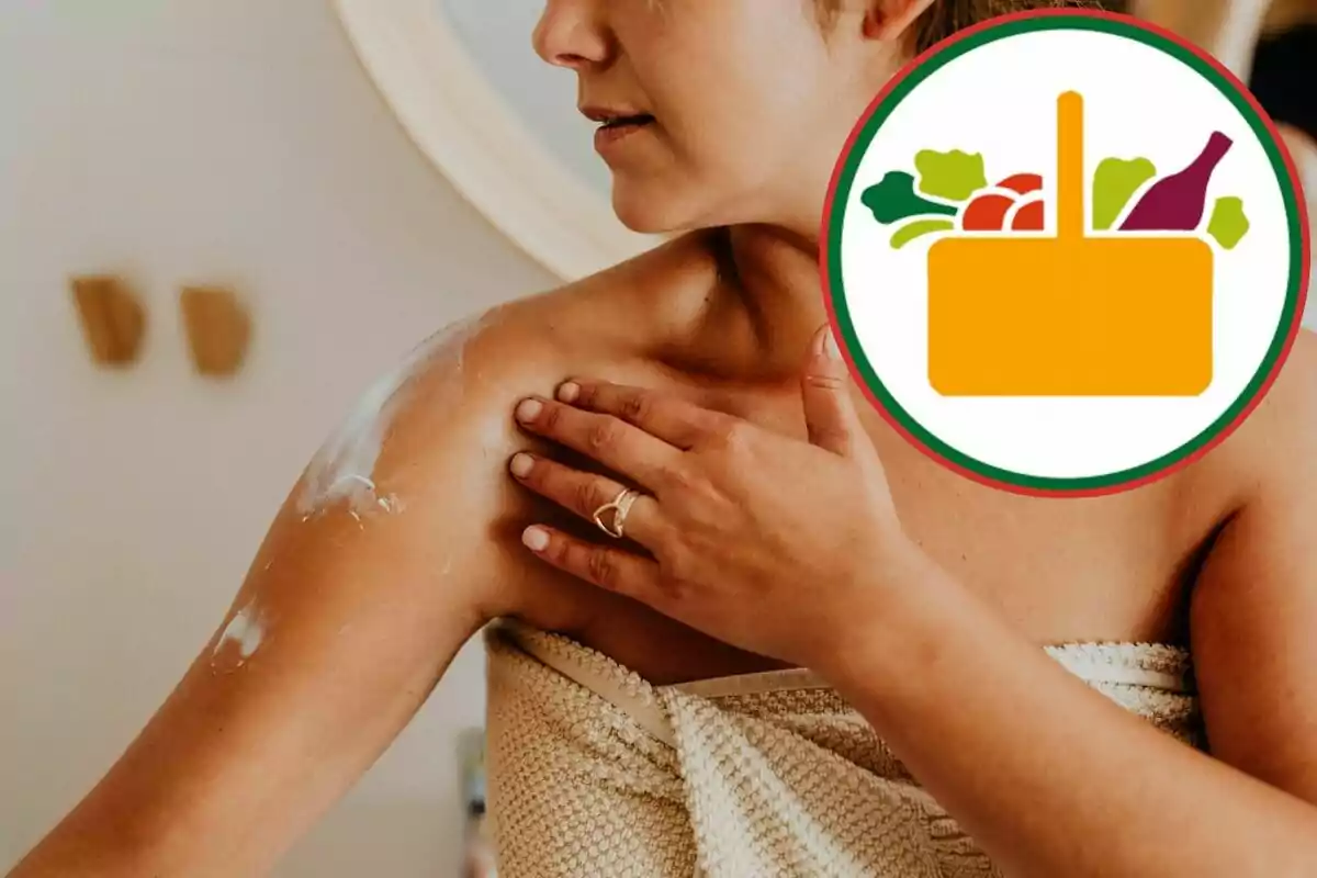 Mujer aplicando crema en su hombro mientras lleva una toalla y un anillo, con un gráfico de canasta de alimentos superpuesto. Mujer aplicando crema en su hombro mientras lleva una toalla y un anillo, con un gráfico de canasta de alimentos superpuesto.