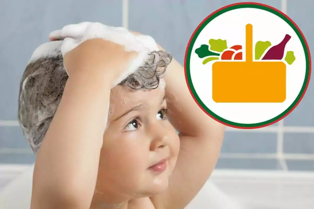 Un niño pequeño se lava el cabello con champú en la bañera mientras un gráfico de un cesto de alimentos aparece en la esquina. Un niño pequeño se lava el cabello con champú en la bañera mientras un gráfico de un cesto de alimentos aparece en la esquina.