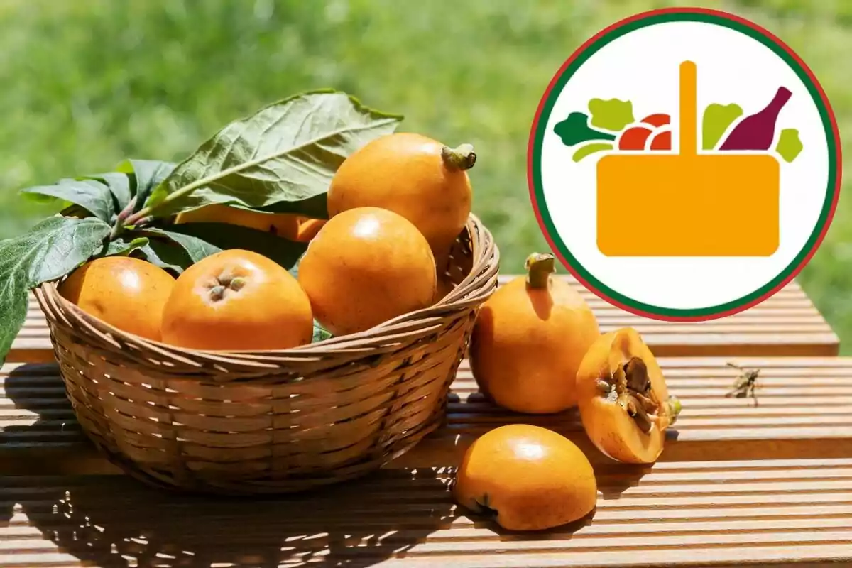 Cesta de nísperos sobre una mesa de madera con un logotipo de alimentos en el fondo. Cesta de nísperos sobre una mesa de madera con un logotipo de alimentos en el fondo.