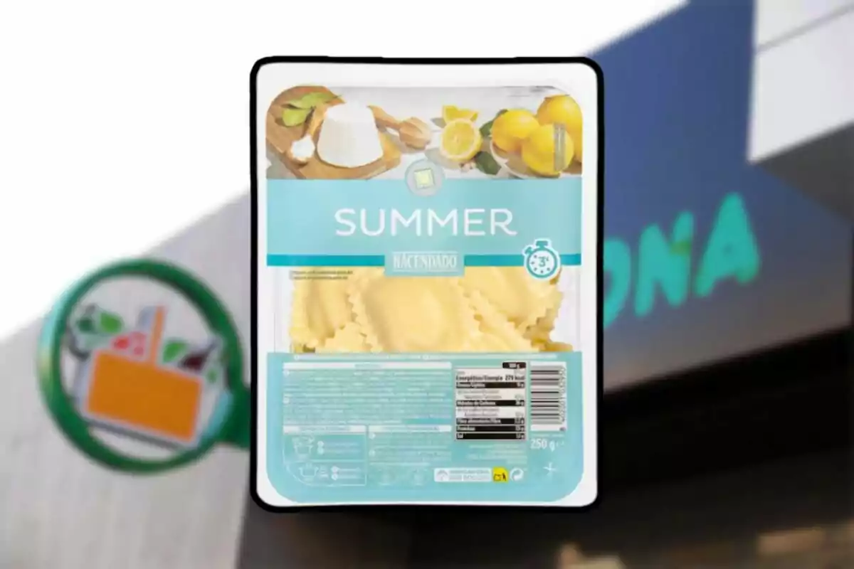 Paquete de pasta rellena de la marca Hacendado con diseño veraniego y fondo de supermercado. Paquete de pasta rellena de la marca Hacendado con diseño veraniego y fondo de supermercado.