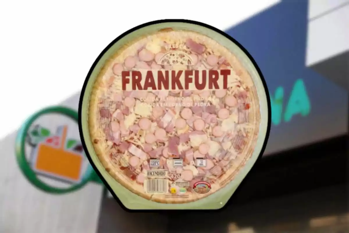 Pizza Frankfurt de la marca Hacendado en su envase frente a una tienda Mercadona desenfocada Pizza Frankfurt de la marca Hacendado en su envase frente a una tienda Mercadona desenfocada