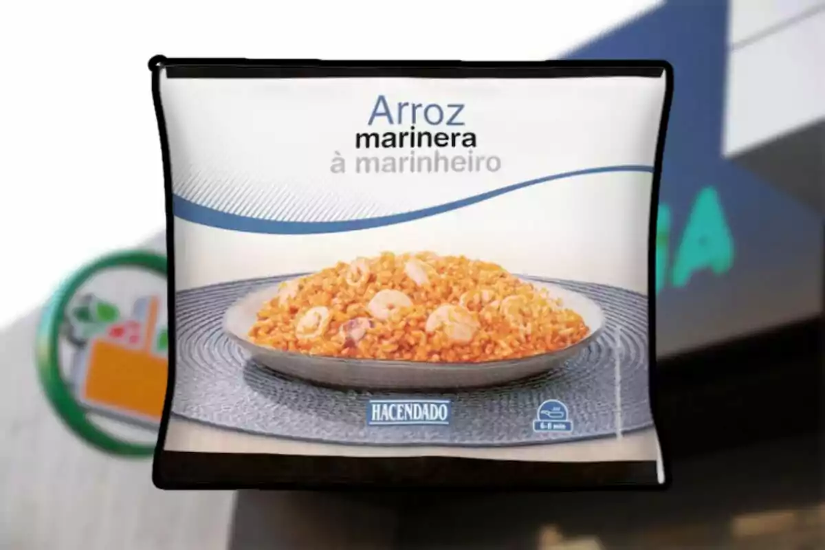 Paquete de arroz marinera Hacendado sobre un fondo desenfocado de supermercado Paquete de arroz marinera Hacendado sobre un fondo desenfocado de supermercado