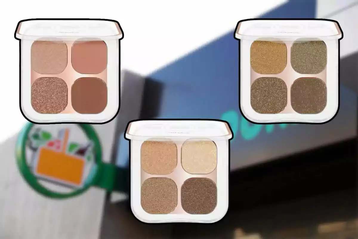 Tres paletas de sombras de ojos en tonos tierra y dorados sobre un fondo borroso de un letrero de tienda. Tres paletas de sombras de ojos en tonos tierra y dorados sobre un fondo borroso de un letrero de tienda.