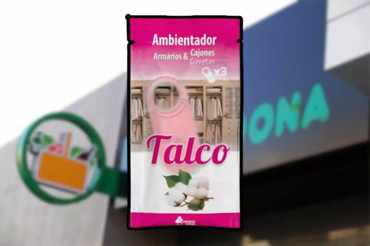 Ambientador para armarios y cajones con aroma a talco en empaque rosa frente a una tienda Ambientador para armarios y cajones con aroma a talco en empaque rosa frente a una tienda