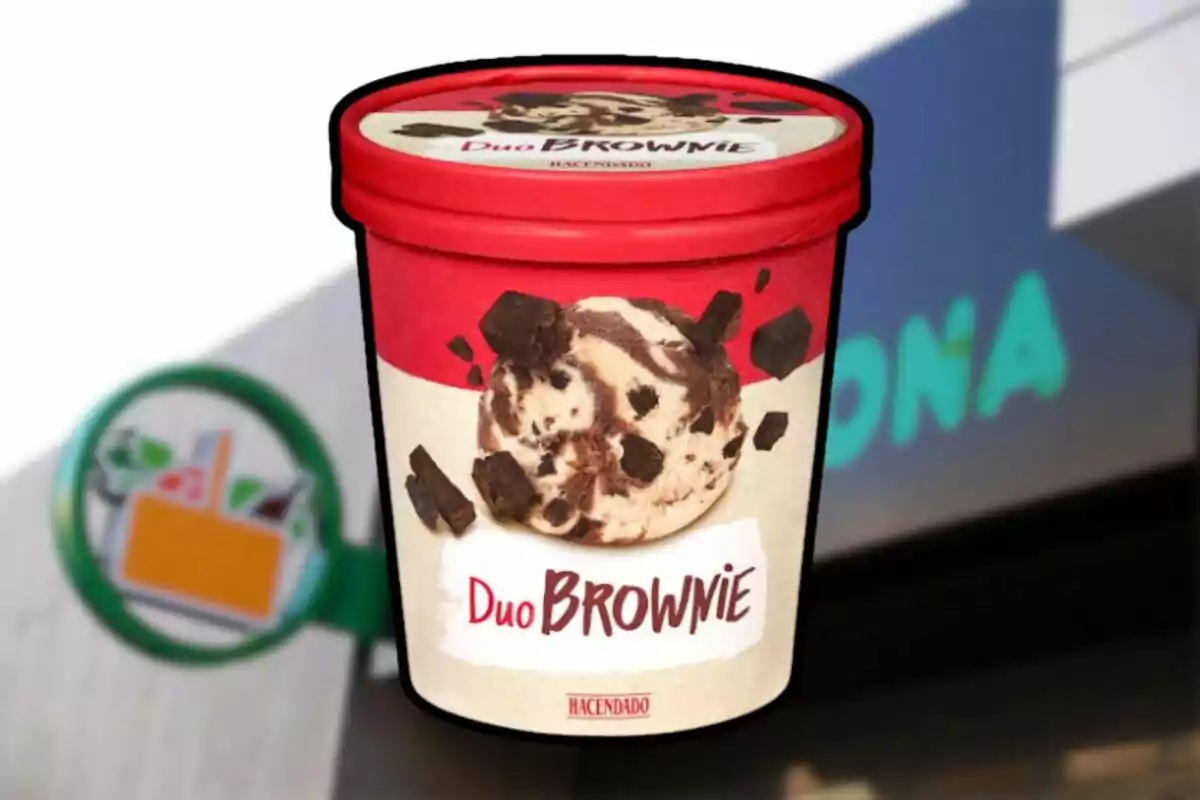 Envase de helado de brownie de la marca Hacendado con fondo de supermercado. Envase de helado de brownie de la marca Hacendado con fondo de supermercado.