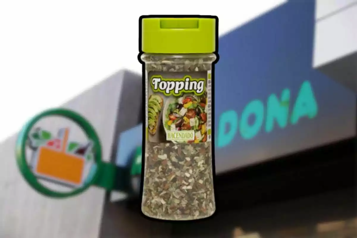 Un frasco de condimento para ensaladas con tapa verde frente a un fondo borroso de un supermercado. Un frasco de condimento para ensaladas con tapa verde frente a un fondo borroso de un supermercado.