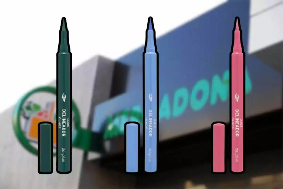 Tres delineadores de colores verde, azul y rosa de la marca Deliplus están en primer plano con el fondo desenfocado de una tienda Mercadona. Tres delineadores de colores verde, azul y rosa de la marca Deliplus están en primer plano con el fondo desenfocado de una tienda Mercadona.