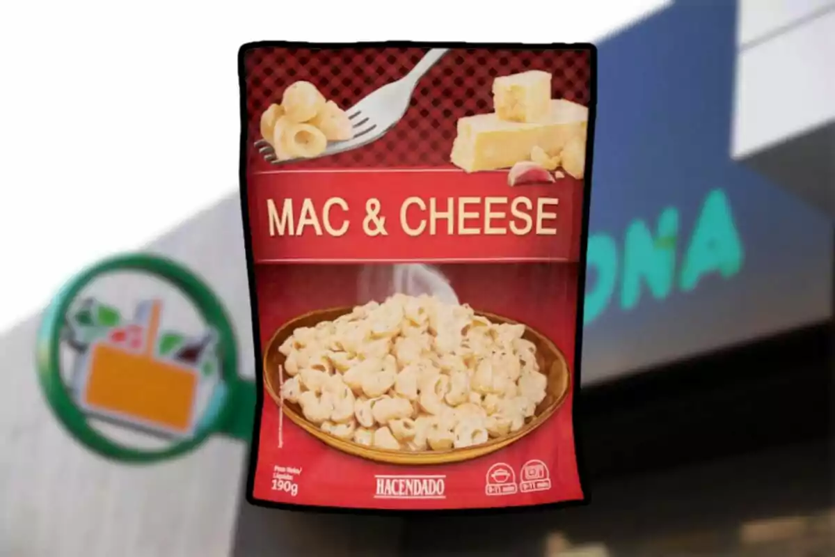 Paquete de macarrones con queso de la marca Hacendado frente a una tienda Mercadona Paquete de macarrones con queso de la marca Hacendado frente a una tienda Mercadona
