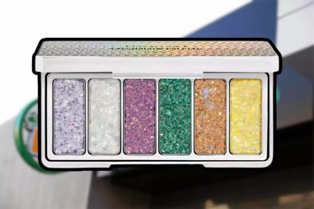 Una paleta de sombras de ojos con seis tonos brillantes en un estuche blanco. Una paleta de sombras de ojos con seis tonos brillantes en un estuche blanco.
