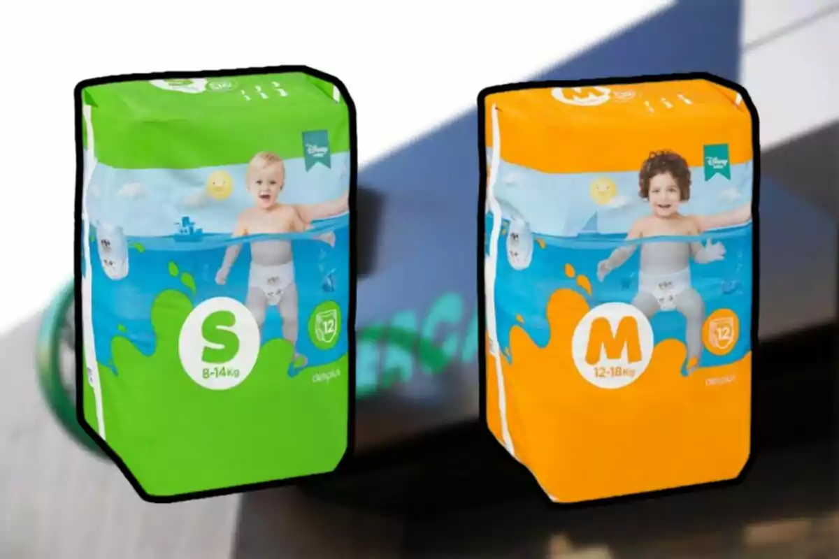 Dos paquetes de pañales para bebé, uno verde talla S para 8-14 kg y otro naranja talla M para 12-18 kg, ambos con imágenes de bebés sonrientes en el frente. Dos paquetes de pañales para bebé, uno verde talla S para 8-14 kg y otro naranja talla M para 12-18 kg, ambos con imágenes de bebés sonrientes en el frente.
