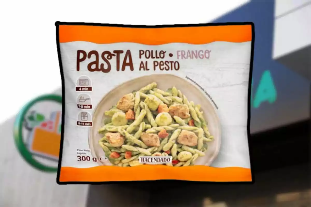 Paquete de pasta al pesto con pollo de la marca Hacendado mostrando instrucciones de cocción y peso neto de 300 gramos. Paquete de pasta al pesto con pollo de la marca Hacendado mostrando instrucciones de cocción y peso neto de 300 gramos.