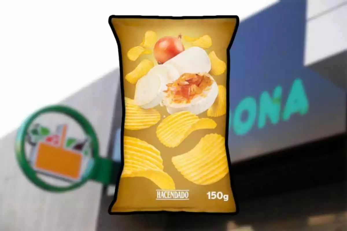 Bolsa de papas fritas sabor queso de cabra y cebolla caramelizada de 150g frente a un supermercado. Bolsa de papas fritas sabor queso de cabra y cebolla caramelizada de 150g frente a un supermercado.