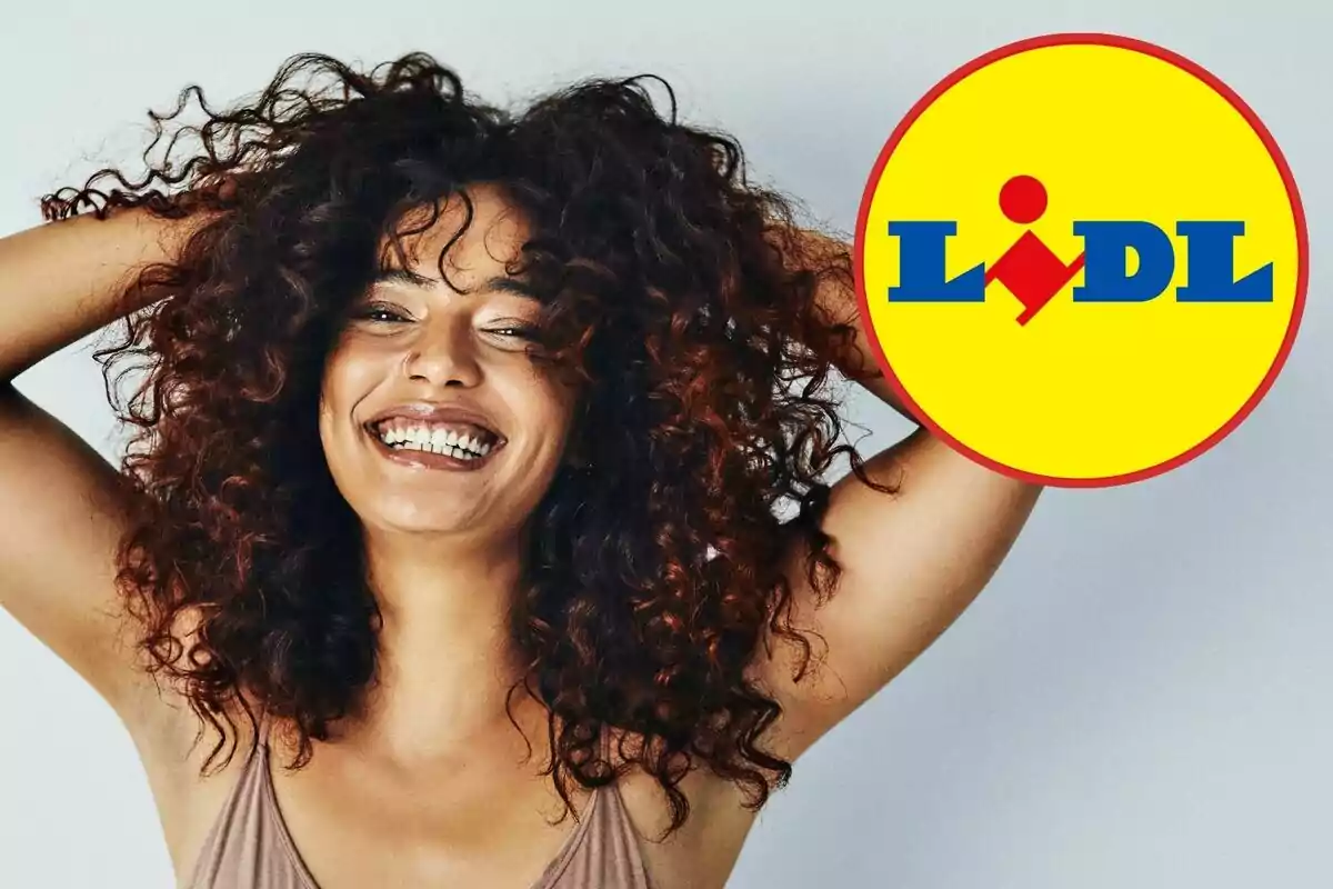 Mujer sonriente con cabello rizado y manos en la cabeza junto al logotipo de Lidl.