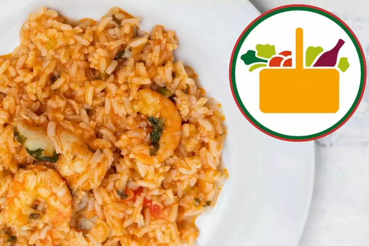 Plato de arroz con camarones servido en un plato blanco junto a un icono de canasta de alimentos Plato de arroz con camarones servido en un plato blanco junto a un icono de canasta de alimentos