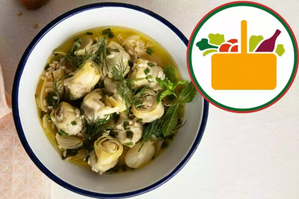Plato hondo con alcachofas guisadas y hierbas frescas junto a un icono de canasta de alimentos Plato hondo con alcachofas guisadas y hierbas frescas junto a un icono de canasta de alimentos