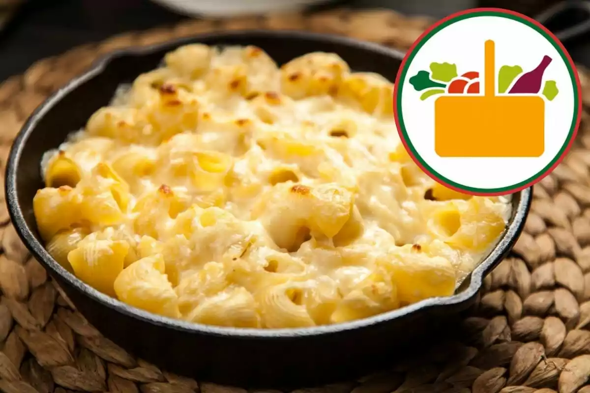 Pasta con queso gratinado en sartén de hierro junto a un icono de canasta de supermercado Pasta con queso gratinado en sartén de hierro junto a un icono de canasta de supermercado