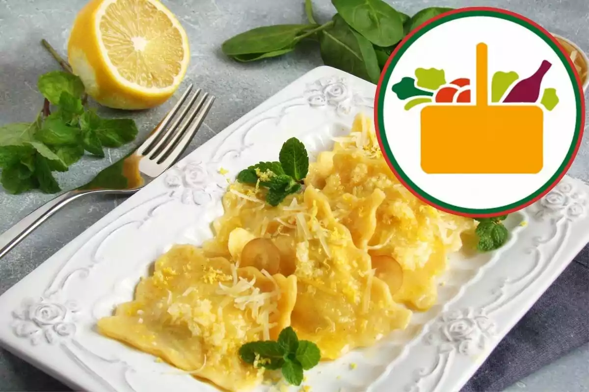 Plato de pasta rellena con salsa de queso y hierbas, acompañado de medio limón y hojas verdes, con un tenedor al lado y un logotipo de cesta de alimentos en la esquina. Plato de pasta rellena con salsa de queso y hierbas, acompañado de medio limón y hojas verdes, con un tenedor al lado y un logotipo de cesta de alimentos en la esquina.