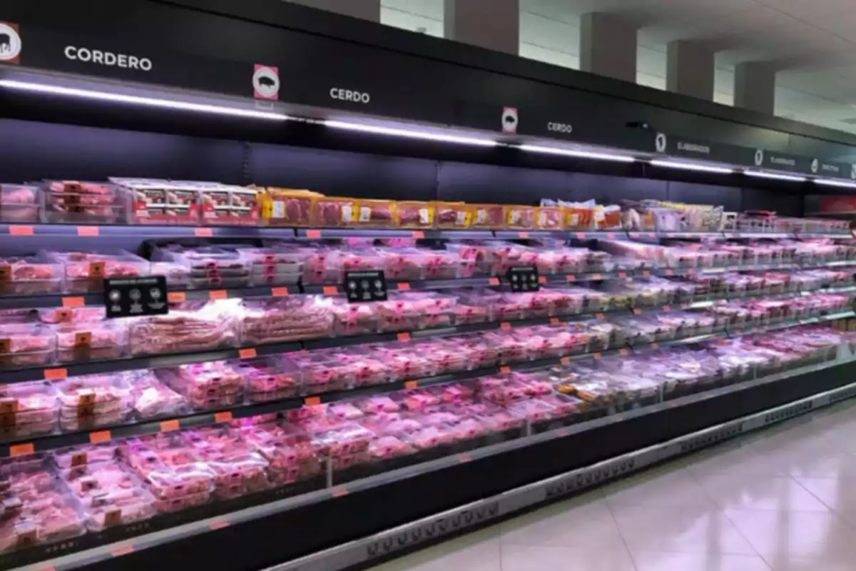 Sección de carnes en un supermercado con estantes llenos de productos de cordero, cerdo y elaborados. Sección de carnes en un supermercado con estantes llenos de productos de cordero, cerdo y elaborados.