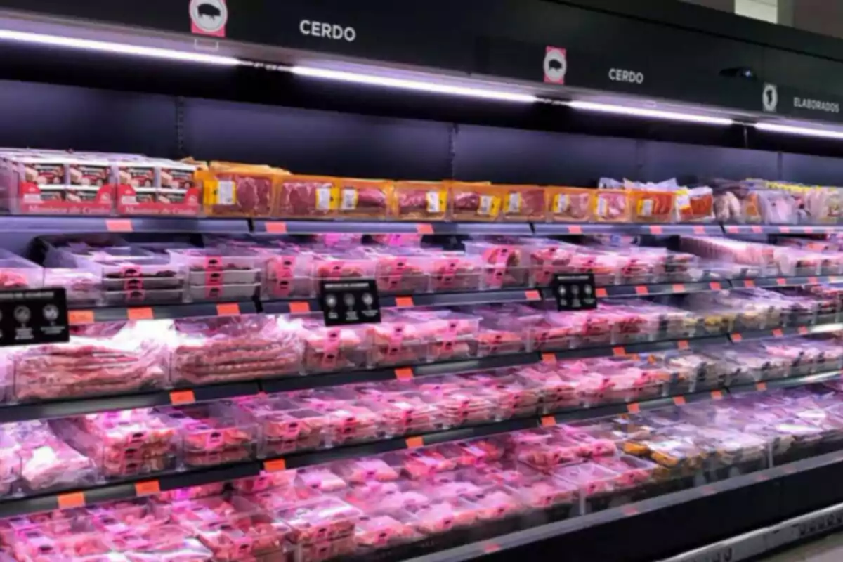 Estante de supermercado con productos de carne de cerdo envasados y organizados en varias filas. Estante de supermercado con productos de carne de cerdo envasados y organizados en varias filas.