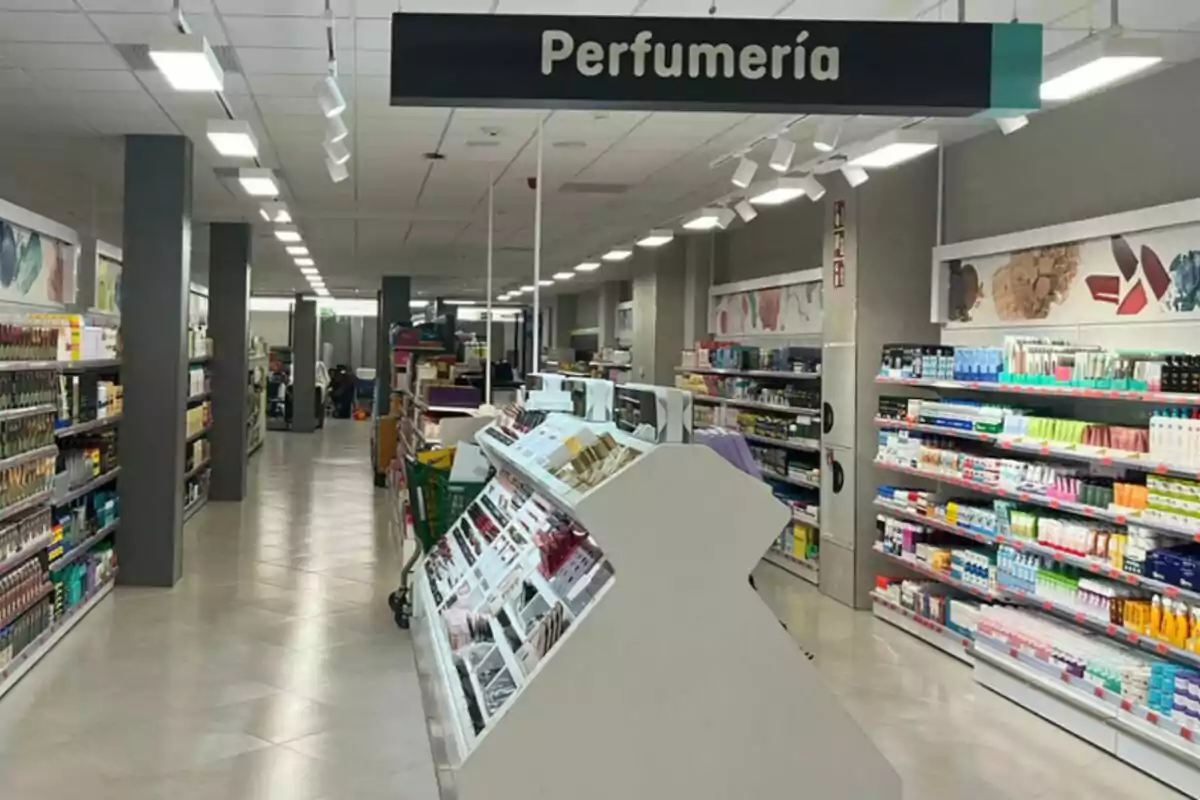 Pasillo de una tienda con estantes llenos de productos de perfumería y cuidado personal Pasillo de una tienda con estantes llenos de productos de perfumería y cuidado personal
