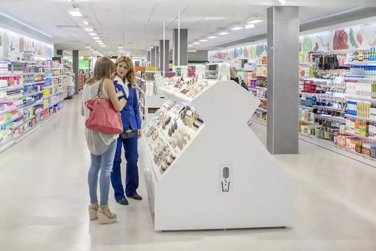 Dos mujeres conversan en la sección de cosméticos de un supermercado. Dos mujeres conversan en la sección de cosméticos de un supermercado.