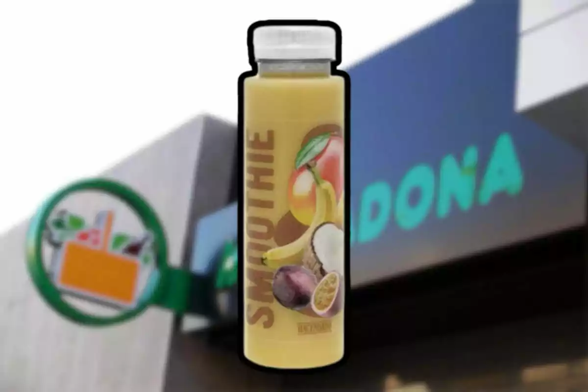 Botella de smoothie de frutas frente a un supermercado. Botella de smoothie de frutas frente a un supermercado.