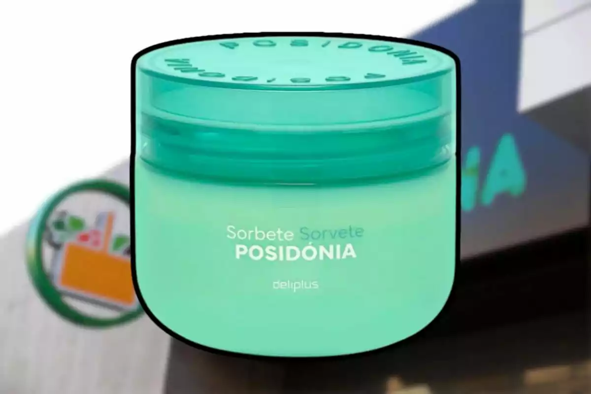 Envase de crema corporal Sorbete Posidonia de Deliplus en color verde menta con fondo de una tienda Mercadona desenfocada Envase de crema corporal Sorbete Posidonia de Deliplus en color verde menta con fondo de una tienda Mercadona desenfocada
