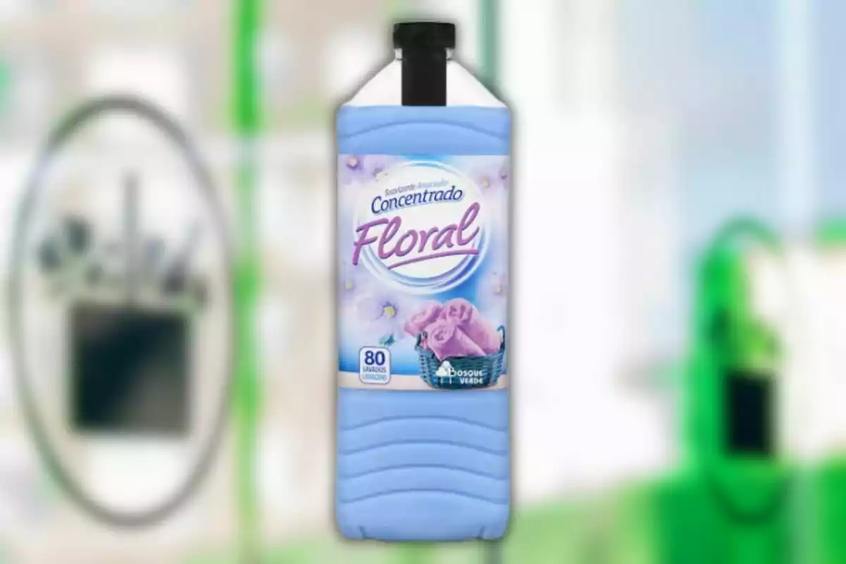 Botella de suavizante concentrado floral de color azul con etiqueta que muestra toallas rosas y flores Botella de suavizante concentrado floral de color azul con etiqueta que muestra toallas rosas y flores