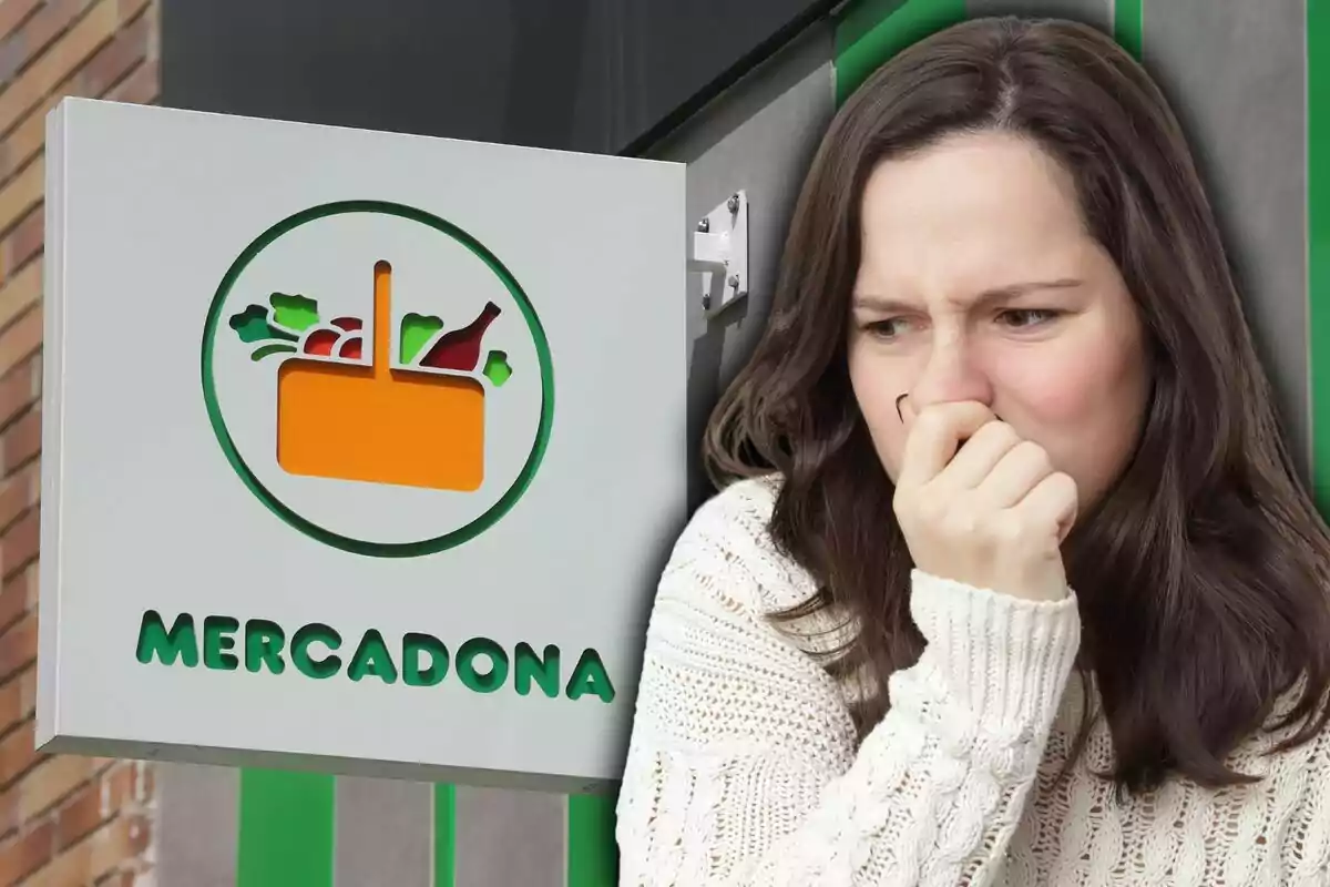 Una persona con gesto de desagrado frente a un cartel de Mercadona.