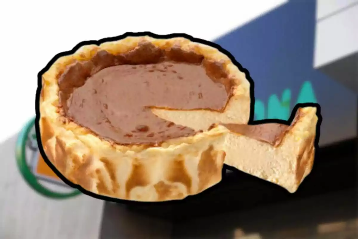 Tarta de queso con chocolate con una porción cortada sobre un fondo desenfocado. Tarta de queso con chocolate con una porción cortada sobre un fondo desenfocado.