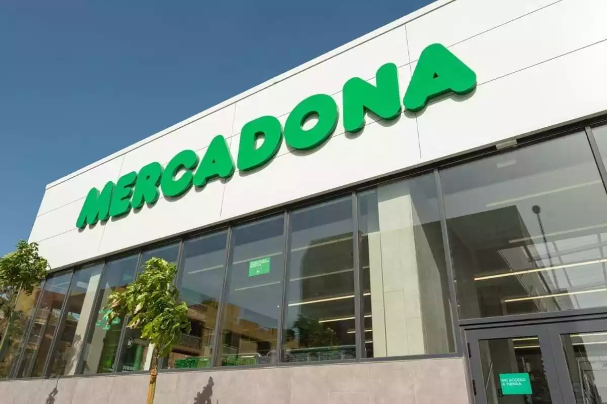 Puerta de Mercadona con cristalera tomada en un contrapicado Puerta de Mercadona con cristalera tomada en un contrapicado