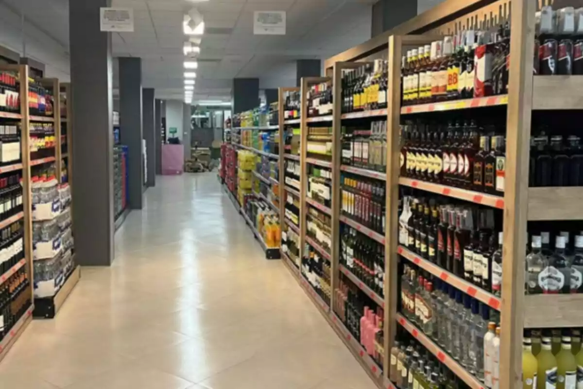 Pasillo del supermercado Mercadona con estantes llenos de botellas y productos. Pasillo del supermercado Mercadona con estantes llenos de botellas y productos.