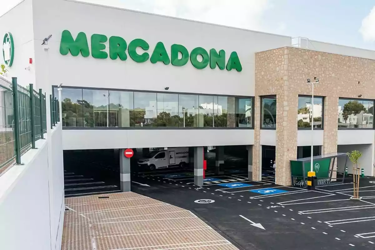 Fachada de un supermercado con el nombre Fachada de un supermercado con el nombre