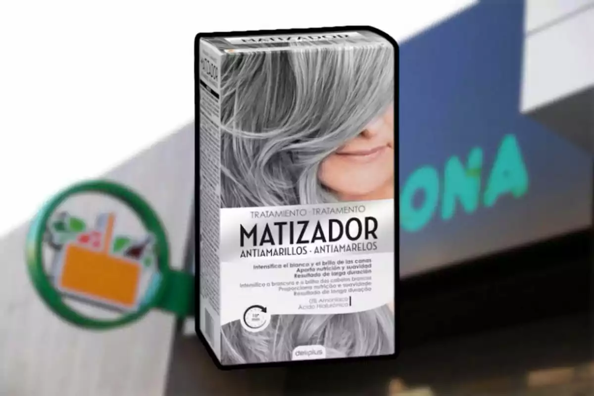 Caja de matizador antiamarillos Deliplus para cabello canoso con fondo de supermercado desenfocado Caja de matizador antiamarillos Deliplus para cabello canoso con fondo de supermercado desenfocado
