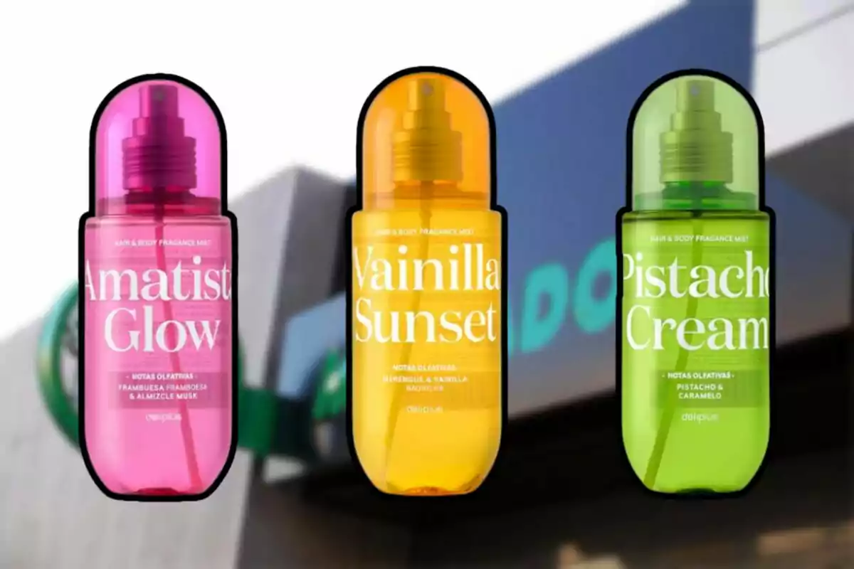 Tres botellas de fragancias para cuerpo y cabello en colores rosa, naranja y verde con los nombres Amatist Glow, Vainilla Sunset y Pistacho Cream sobre un fondo desenfocado de una tienda. Tres botellas de fragancias para cuerpo y cabello en colores rosa, naranja y verde con los nombres Amatist Glow, Vainilla Sunset y Pistacho Cream sobre un fondo desenfocado de una tienda.