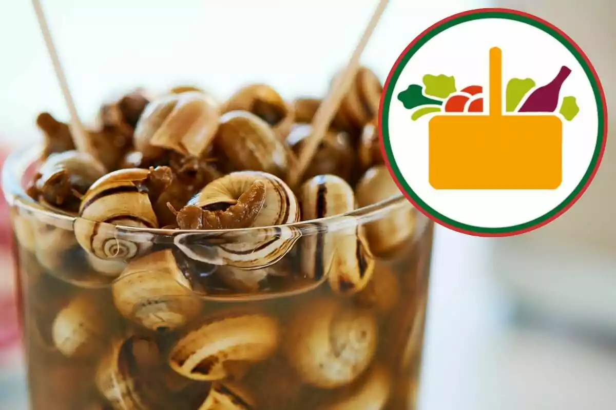 Caracoles cocidos en un vaso con palillos y un icono de cesta de alimentos en la esquina superior derecha Caracoles cocidos en un vaso con palillos y un icono de cesta de alimentos en la esquina superior derecha