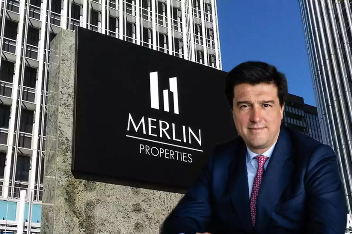Hombre de traje frente a un letrero de Merlin Properties con edificios modernos de fondo