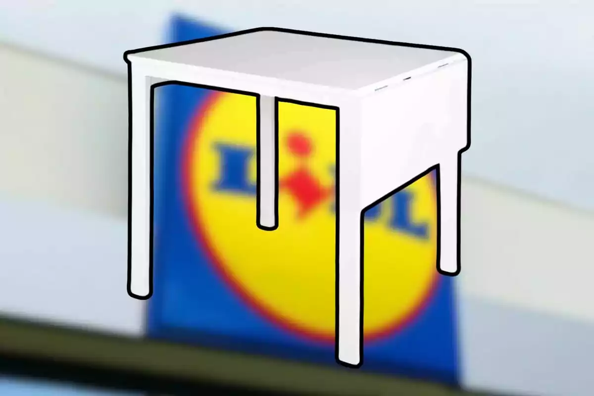 Mesa blanca con el logo de Lidl de fondo. Mesa blanca con el logo de Lidl de fondo.
