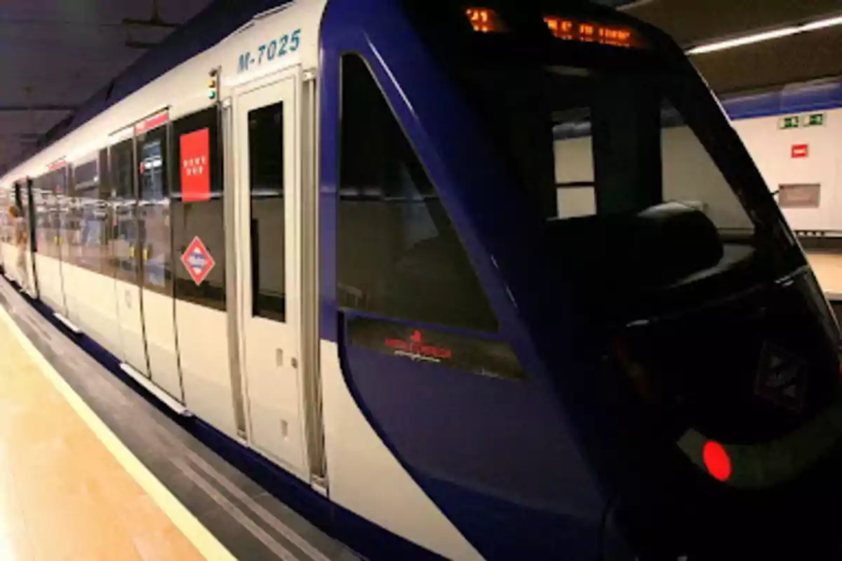 Un tren del metro de Madrid en una estación subterránea.