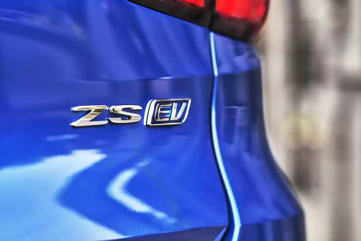 Parte trasera de un MG ZS EV azul con el emblema ZS EV.