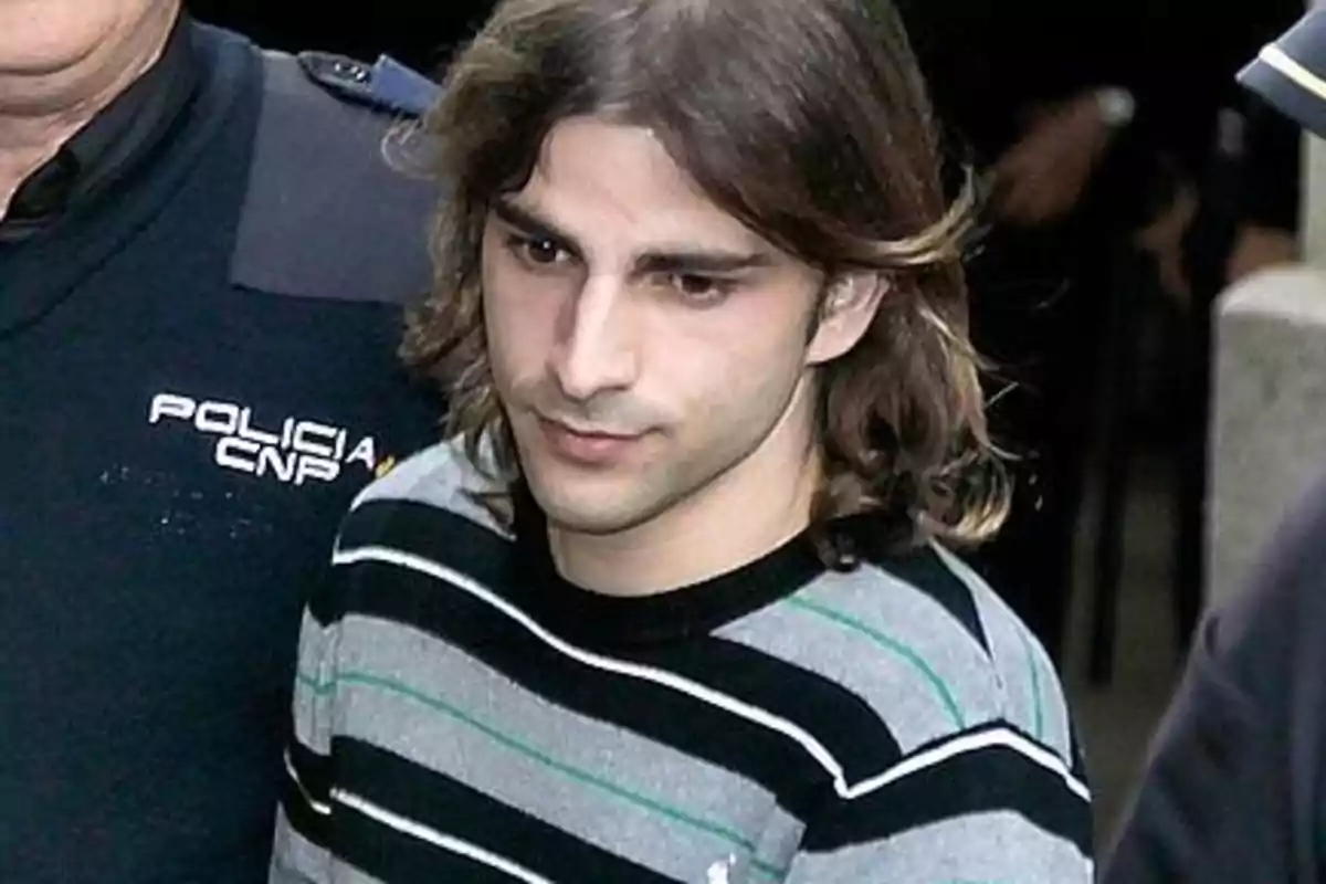 Miguel Carcaño, acusado en la muerte de Marta del Castillo, siendo escoltado a los juzgados.