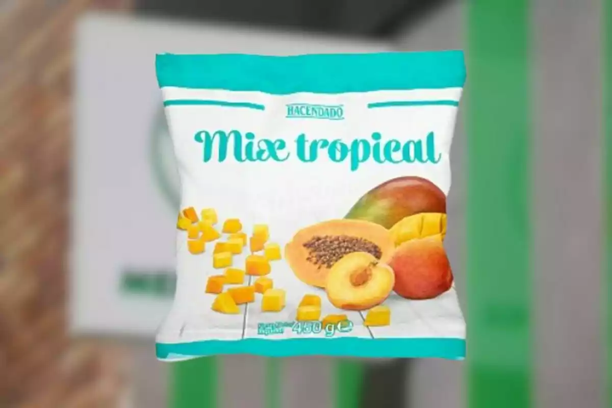 Bolsa de Mix Tropical de Hacendado con imágenes de frutas tropicales como mango y papaya. Bolsa de Mix Tropical de Hacendado con imágenes de frutas tropicales como mango y papaya.