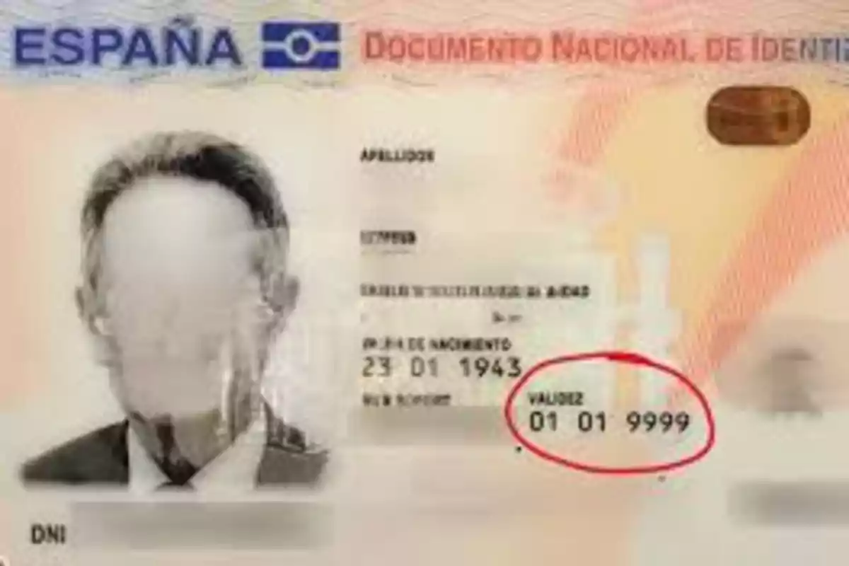 Documento de identidad español con información personal parcialmente oculta y fecha de validez destacada.