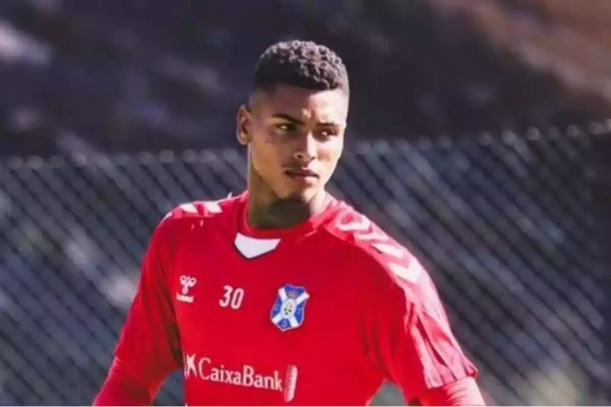 Un jugador de fútbol con uniforme rojo durante un entrenamiento.