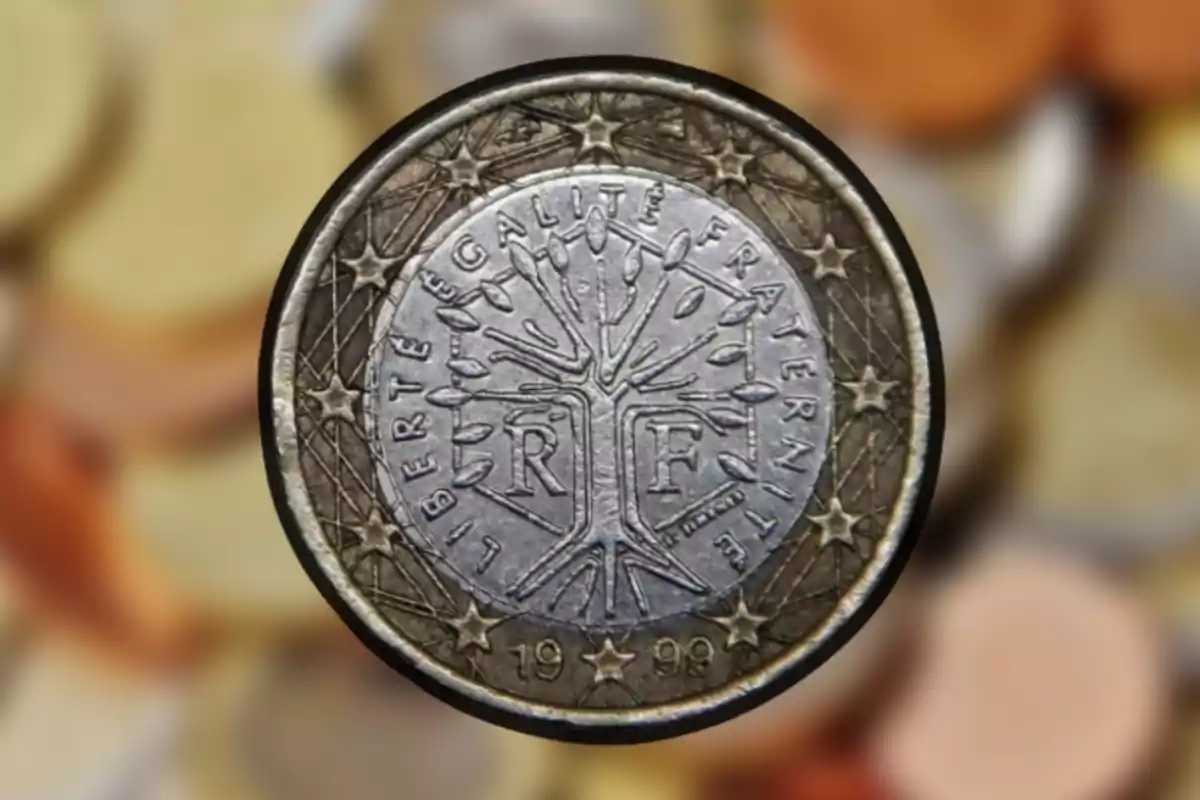 Moneda de dos euros con diseño francés que muestra un árbol rodeado por las palabras 