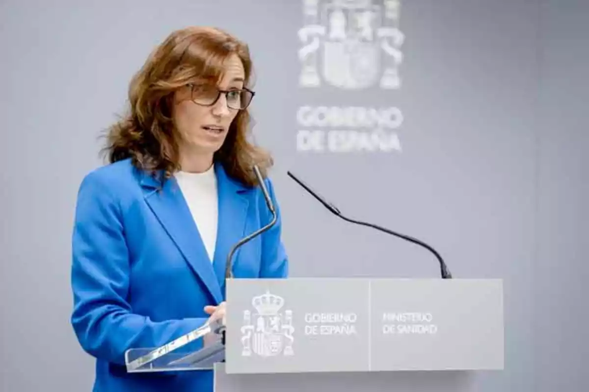 Una persona con gafas y chaqueta azul habla en un podio del Ministerio de Sanidad del Gobierno de España.