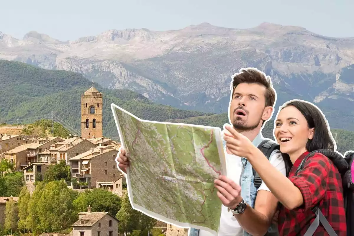 Montaje del paisaje de Aínsa y una pareja de turistas con un mapa